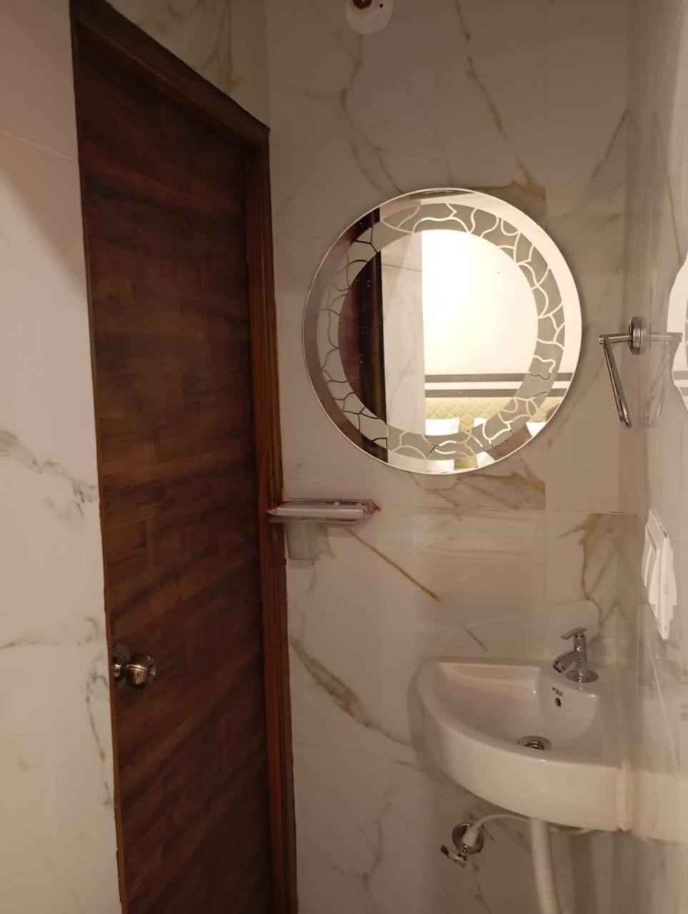 Aadya Inn New Luxury Hotel Tirupati Buitenkant foto